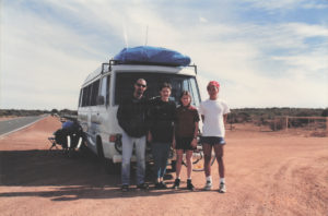 助けてもらった家族の方と一緒に撮影